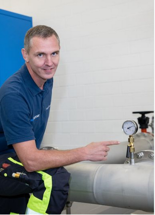 Brunnenmeister bei der Arbeit