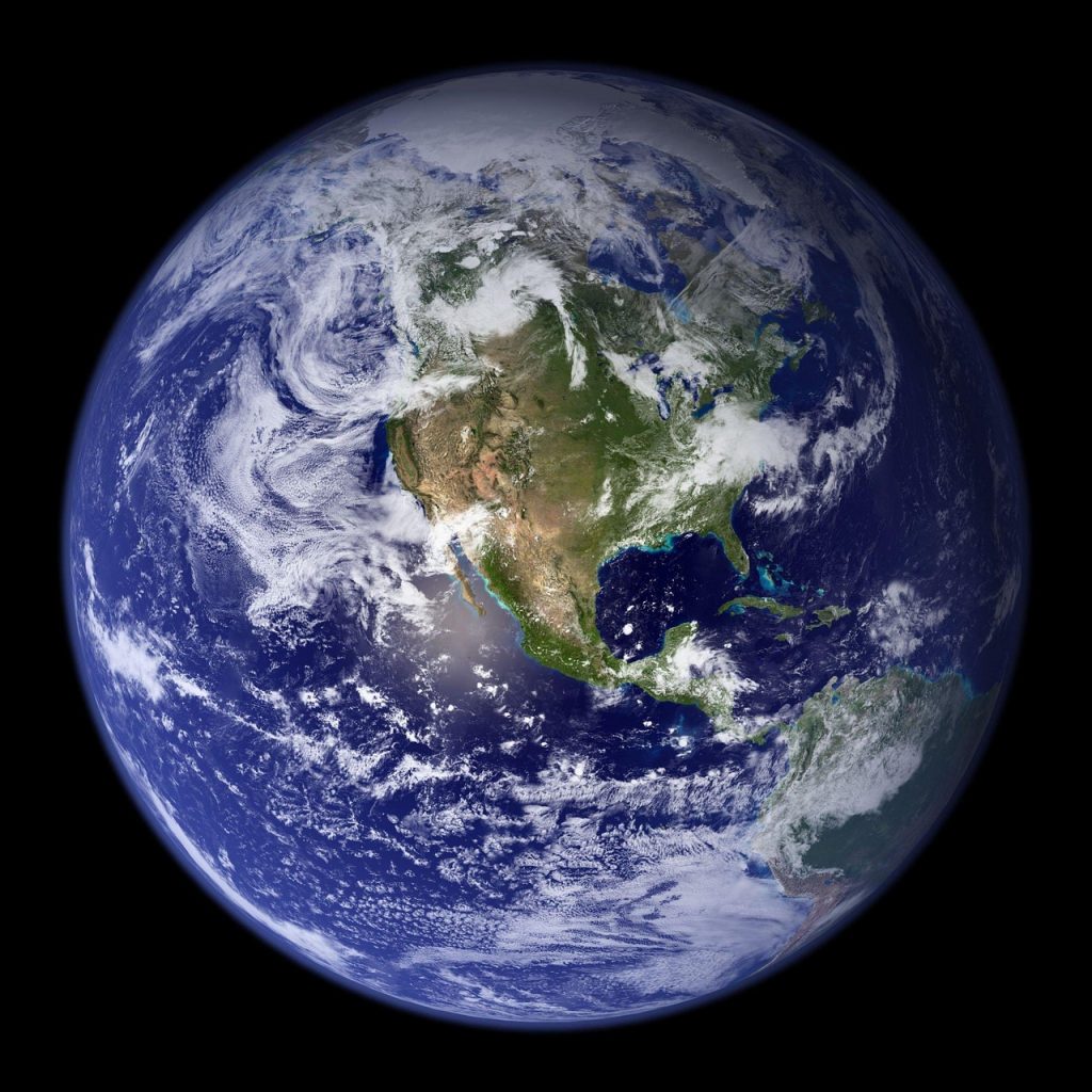 Blauer Planet Erde mit Wasserflächen aus dem All