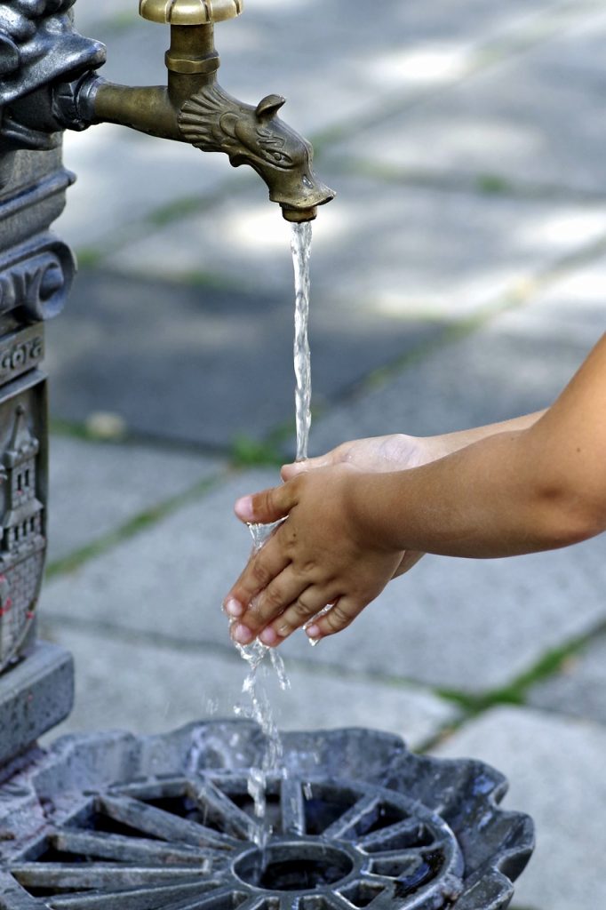 Händewaschen mit sauberem Wasser – Hygiene und Gesundheit